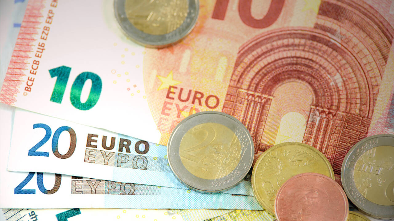 Euron seteleitä ja kolikoita pöydällä.