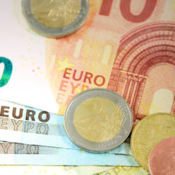 Euron seteleitä ja kolikoita pöydällä.