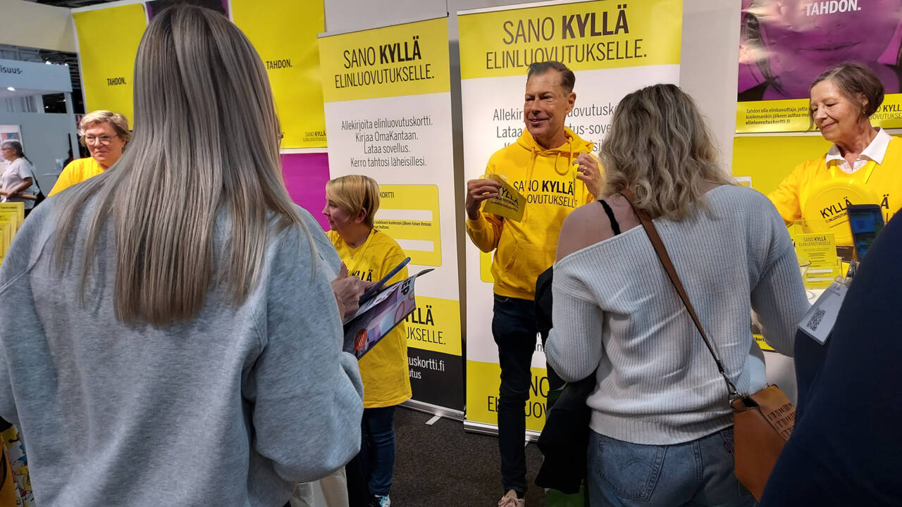 Vapaaehtoisia keltaisissa paidoissa Sairaanhoitajapäivillä.