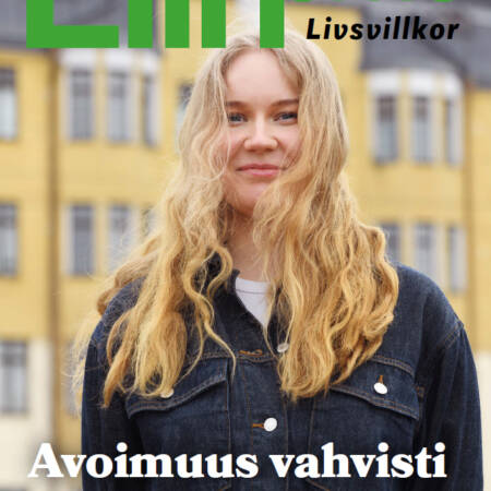 Elinehto lehden numeron 2/2026 kannessa vaaleahiuksinen tyttö seisoo keltaisen rakennuksen edessä.