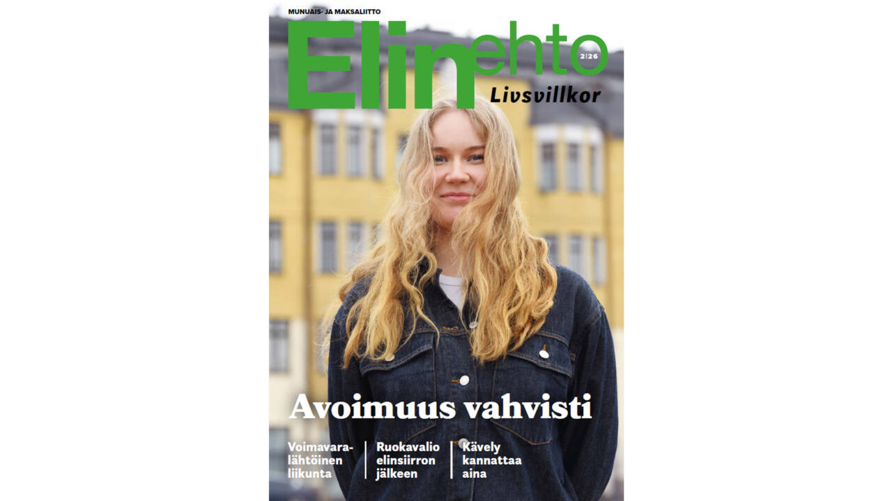 Elinehto lehden numeron 2/2026 kannessa vaaleahiuksinen tyttö seisoo keltaisen rakennuksen edessä.